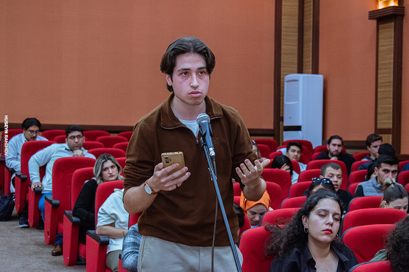 NSU Rector Elbrus Isayev Engages in Q&A Session with Foreign Students as Part of the 'Open Microphone' Project