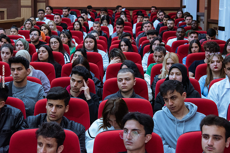 NSU Rector Elbrus Isayev Engages in Q&A Session with Foreign Students as Part of the 'Open Microphone' Project